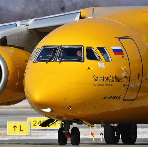 Eine Maschine vom Typ Antonow An-148 von Saratov Airlines, ein  zweistrahliges Regionalverkehrsflugzeug mit Platz für 75 Passagiere.