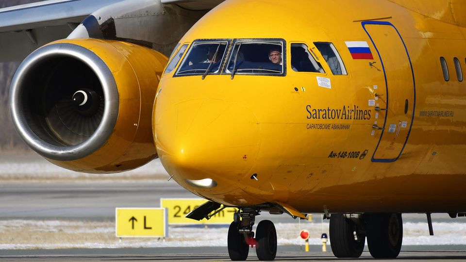 Eine Maschine vom Typ Antonow An-148 von Saratov Airlines, ein  zweistrahliges Regionalverkehrsflugzeug mit Platz für 75 Passagiere.
