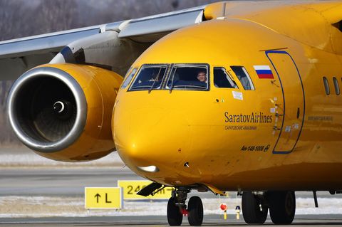 Eine Maschine vom Typ Antonow An-148 von Saratov Airlines, ein  zweistrahliges Regionalverkehrsflugzeug mit Platz für 75 Passagiere.