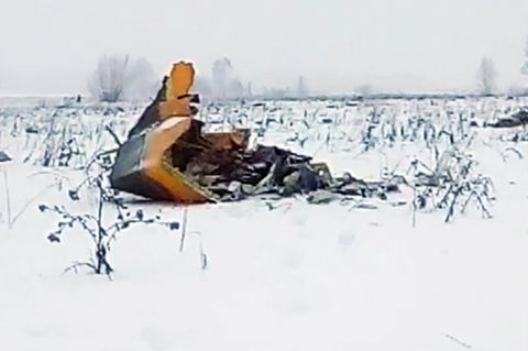 Das Standbild aus einem Video, welches von Life.ru über die AP zur Verfügung gestellt wurde, zeigt Trümmerteile eines Flugzeugs vom Typ An-148 auf einer Wiese ca. 40 km vom Flughafen Domodedowo entfernt. 