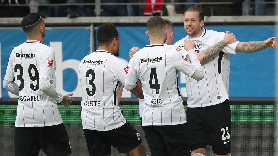 Bundesliga: Marco Russ (Nr. 23) von Eintracht Frankfurt lässt sich von seiner Mannschaft feiern Bundesliga: Marco Russ (Nr. 23) von Eintracht Frankfurt lässt sich von seiner Mannschaft feiern