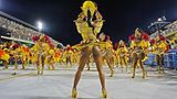 Ganz in gelb zeigen sich die Tänzerinnen der Sambaschule  Sao Clemente im Sambódromo.