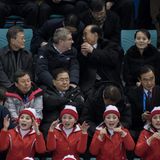 Kim Yo Jong mit Thomas Bach und Cheerleader