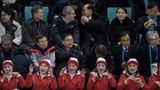 Kim Yo Jong mit Thomas Bach und Cheerleader