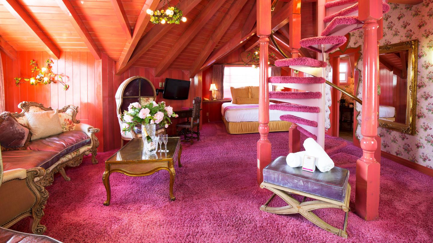 Der Schaumwein steht schon im Kühler bereit: "Love Nest" lautet der Titel für dieses bei Paaren beliebten Zimmers.