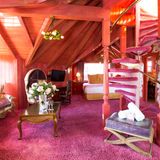 Der Schaumwein steht schon im Kühler bereit: "Love Nest" lautet der Titel für dieses bei Paaren beliebten Zimmers.