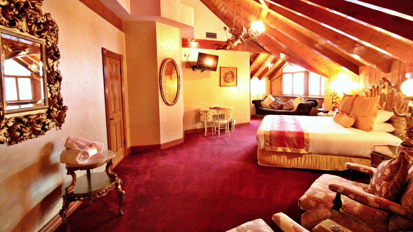 Im dritten Stock unter dem Dach in einem Gebäudetrakt am Hang schwebt Zimmer 161, auch "Cloud Nine" genannt.