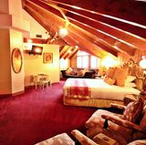 Im dritten Stock unter dem Dach in einem Gebäudetrakt am Hang schwebt Zimmer 161, auch "Cloud Nine" genannt.