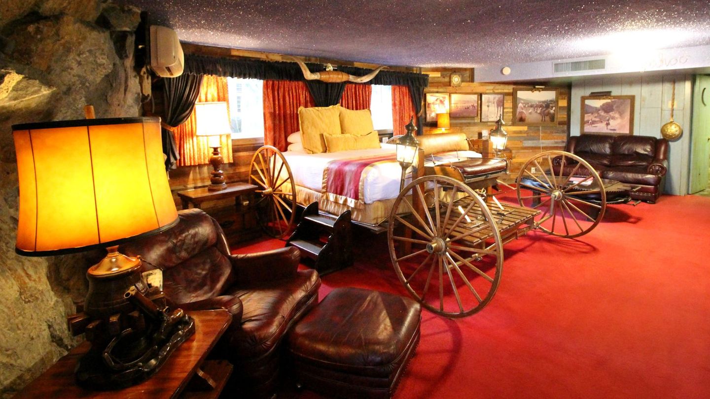 Im Zimmer "Yahoo" kommt das Bett als Kutsche daher. Das Interieur soll an die Cowboy-Zeit erinnern - nicht an die viel jüngere Internetfirma. "Don’t confuse with yahoo.com", heißt es auf der Homepage.