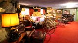 Im Zimmer "Yahoo" kommt das Bett als Kutsche daher. Das Interieur soll an die Cowboy-Zeit erinnern - nicht an die viel jüngere Internetfirma. "Don’t confuse with yahoo.com", heißt es auf der Homepage.