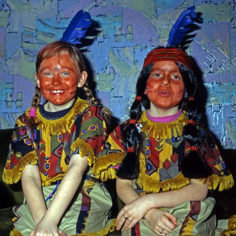 Diese Kinder haben sich zu Karneval als Indianer verkleidet