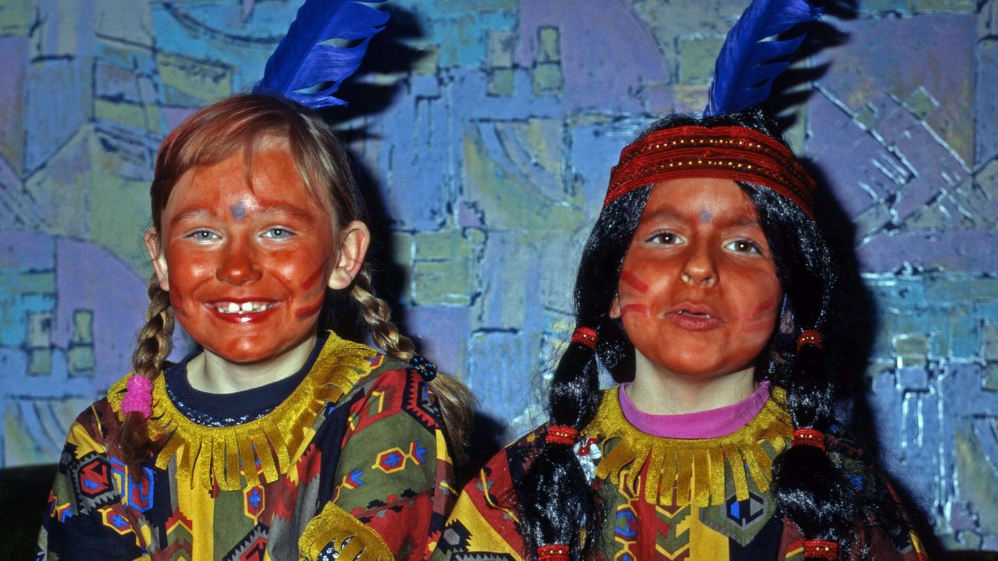 Diese Kinder haben sich zu Karneval als Indianer verkleidet