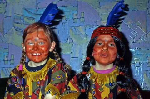 Diese Kinder haben sich zu Karneval als Indianer verkleidet