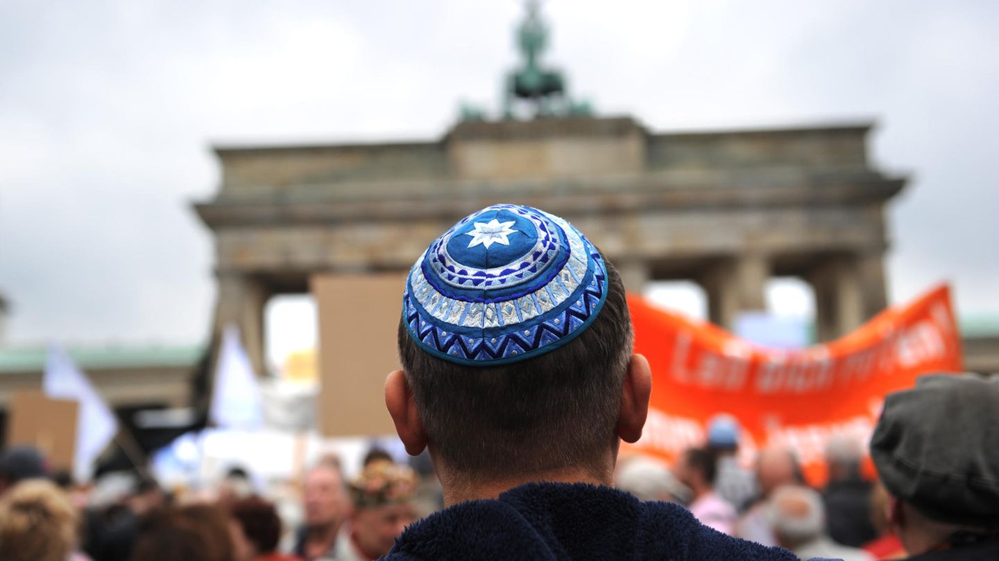 Ein Jude steht vor dem Brandenburger Tor in Berlin