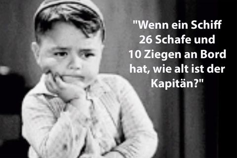 Kleiner Junge grübelt über Rätsel