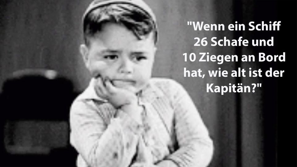 Kleiner Junge grübelt über Rätsel Kleiner Junge grübelt über Rätsel