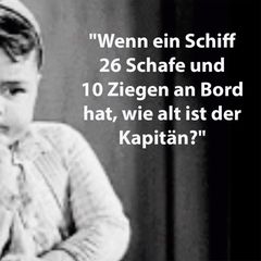 Kleiner Junge grübelt über Rätsel