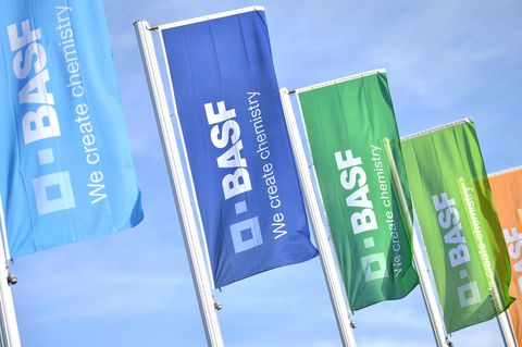 Bunte BASF-Fahnen