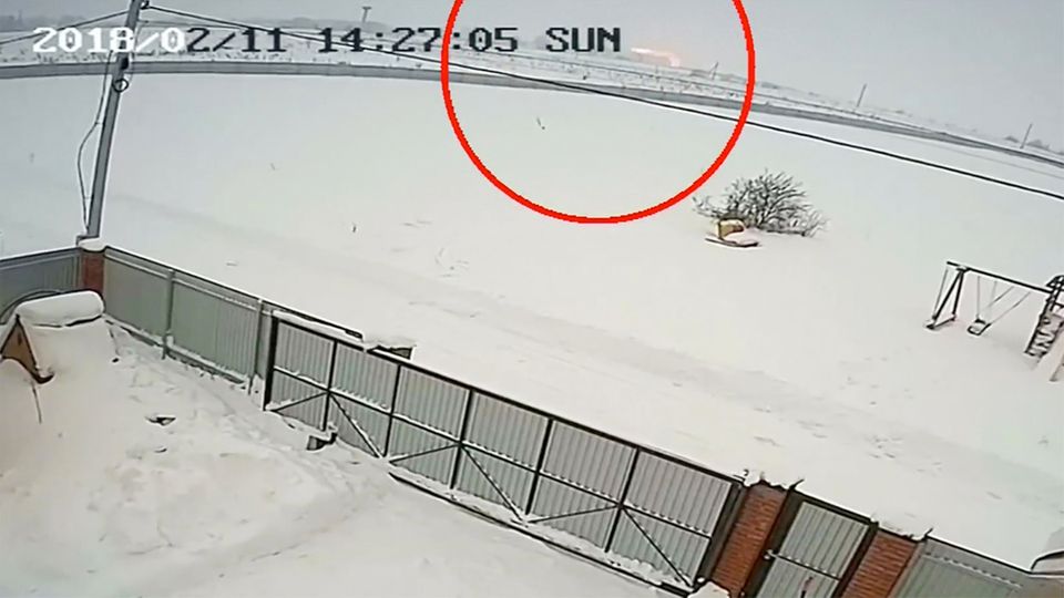 Crash eines Passagierjets: Überwachungskamera filmt den Moment des Flugzeugabsturzes in Russland Crash eines Passagierjets: Überwachungskamera filmt den Moment des Flugzeugabsturzes in Russland