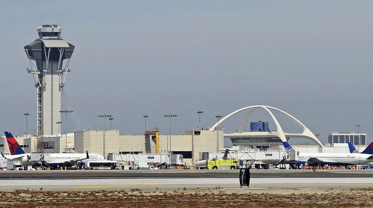 Der Tower auf dem Los Angeles International Airport mit dem auf Stelzen stehenden Restaurant weiter rechts im Bild
