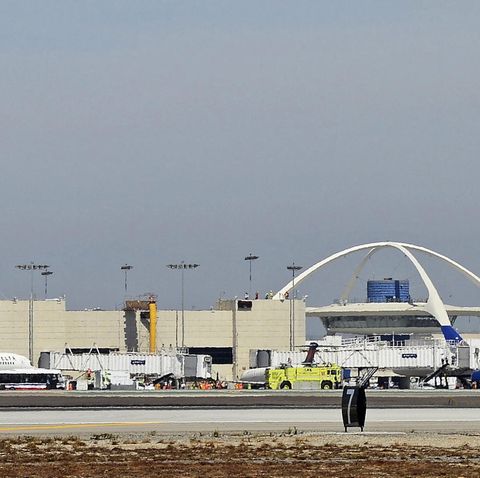 Der Tower auf dem Los Angeles International Airport mit dem auf Stelzen stehenden Restaurant weiter rechts im Bild