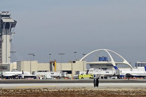 Der Tower auf dem Los Angeles International Airport mit dem auf Stelzen stehenden Restaurant weiter rechts im Bild