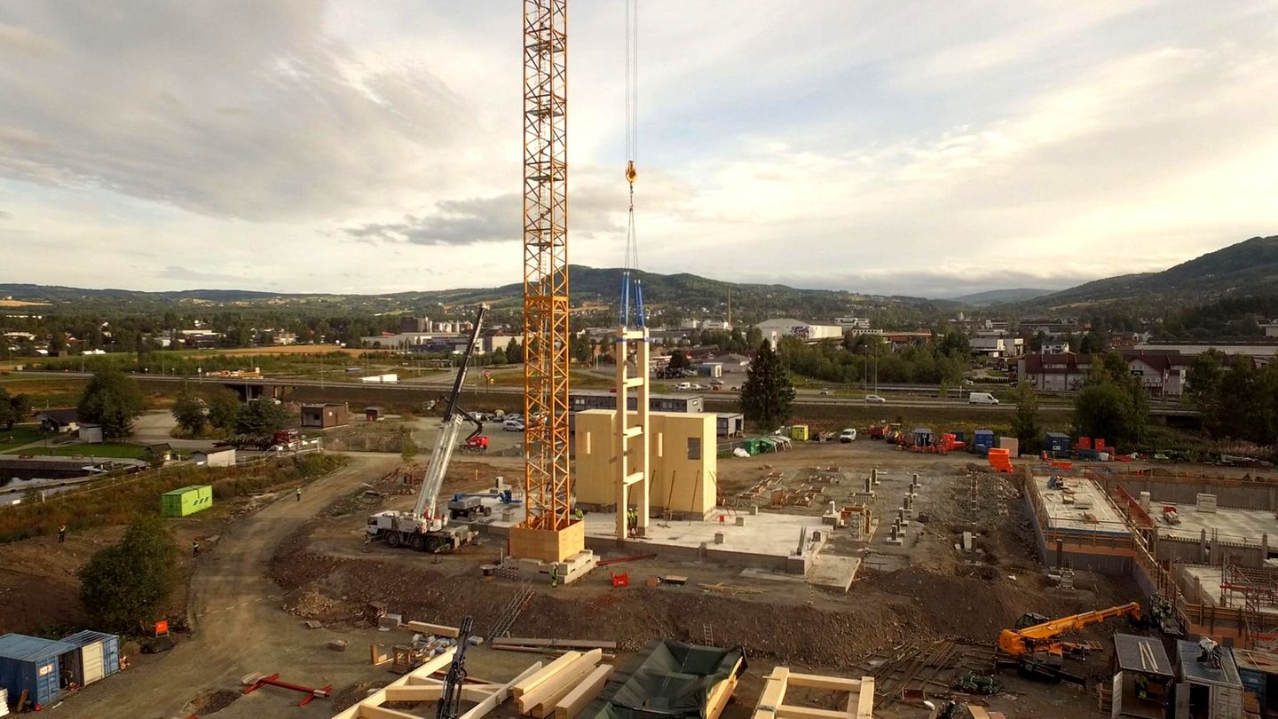 Mit über 80 Metern ist das Gebäude das höchste Holzhochhaus der Welt. Hybrid-Immobilien, die aus Holz und Beton errichtet werden, sind höher, so wie das Hoho in Wien oder das SKAIO in Heilbronn.