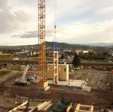 Mit über 80 Metern ist das Gebäude das höchste Holzhochhaus der Welt. Hybrid-Immobilien, die aus Holz und Beton errichtet werden, sind höher, so wie das Hoho in Wien oder das SKAIO in Heilbronn.