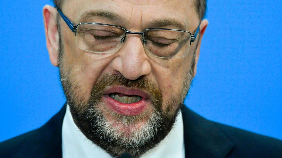 Der bisherige SPD-Vorsitzende Martin Schulz steht im Anzug vor einer blauen Wand und sieht enttäuscht aus