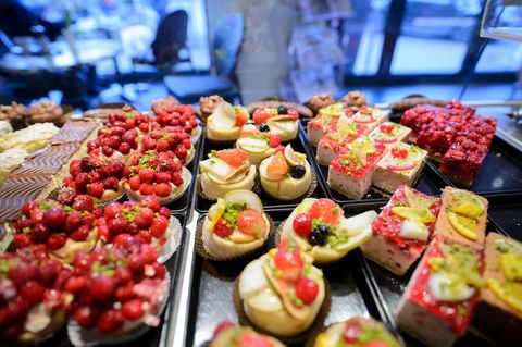 Verschiedene mit Früchten verzierte Gebäckstücke