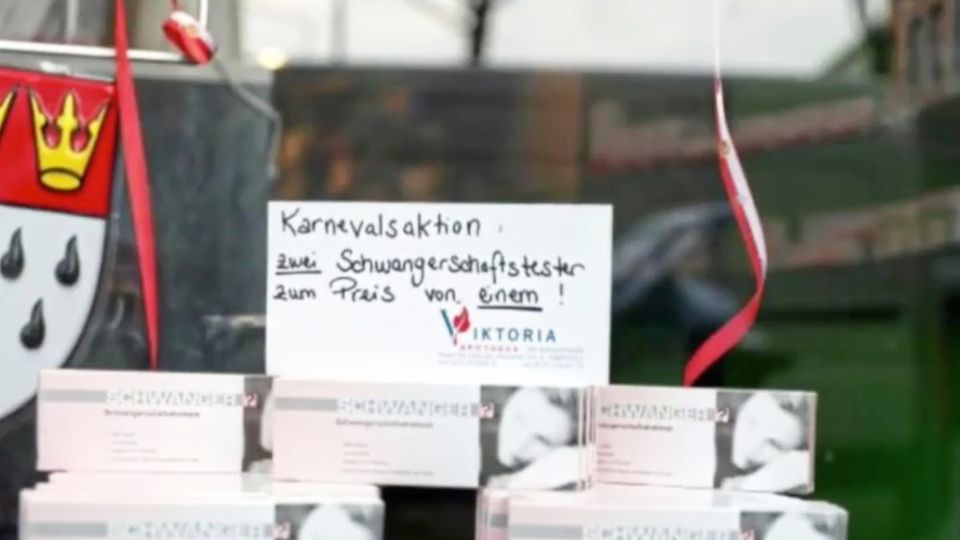 Kondolenz im Kostüm: Dieses Trauerfoto von Laschet und Reker sorgt für Aufregung – zu Unrecht Kondolenz im Kostüm: Dieses Trauerfoto von Laschet und Reker sorgt für Aufregung – zu Unrecht