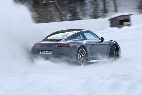 Bei Fahrzeugen mit Hinterradantrieb ist das Heck auf Schnee sehr aktiv
