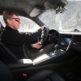 Die äußere Hand schiebt beim Lenkbefehl