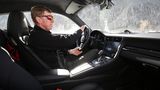 Die äußere Hand schiebt beim Lenkbefehl