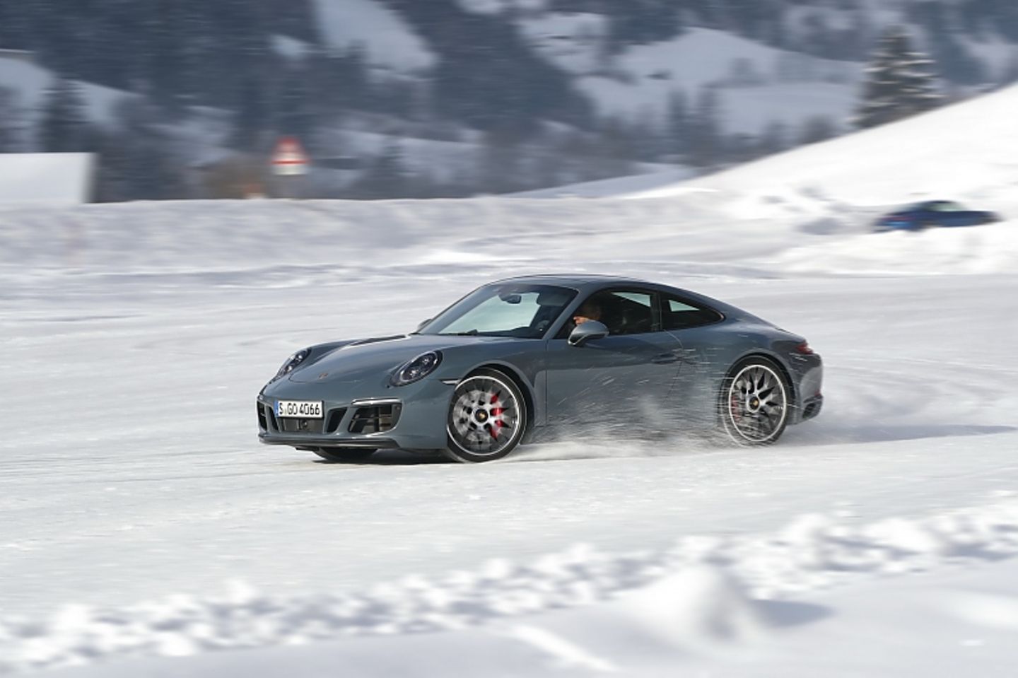 Im Winter sollte man vorausschauend Autofahren