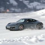 Im Winter sollte man vorausschauend Autofahren