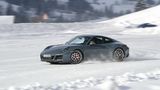 Im Winter sollte man vorausschauend Autofahren