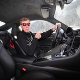 Der korrekte Sitzabstand ist wichtig: Der Arm sollte nicht durchgestreckt sein