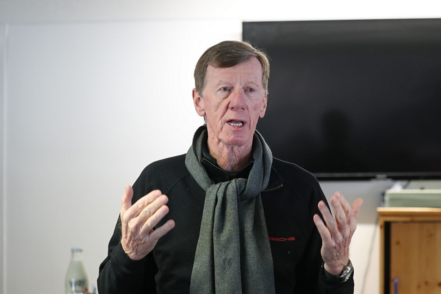 "Auf einer Strecke mit Eis und Schnee gibt es keine Bewegung mit dem rechten Fuß, die nicht auch eine Bewegung mit dem Lenkrad b