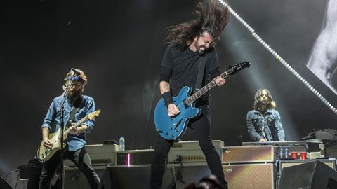 Die Rockband Foo Fighters live bei einem Konzert auf der Bühne