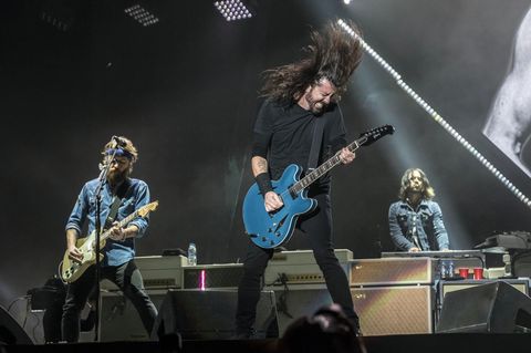 Die Rockband Foo Fighters live bei einem Konzert auf der Bühne