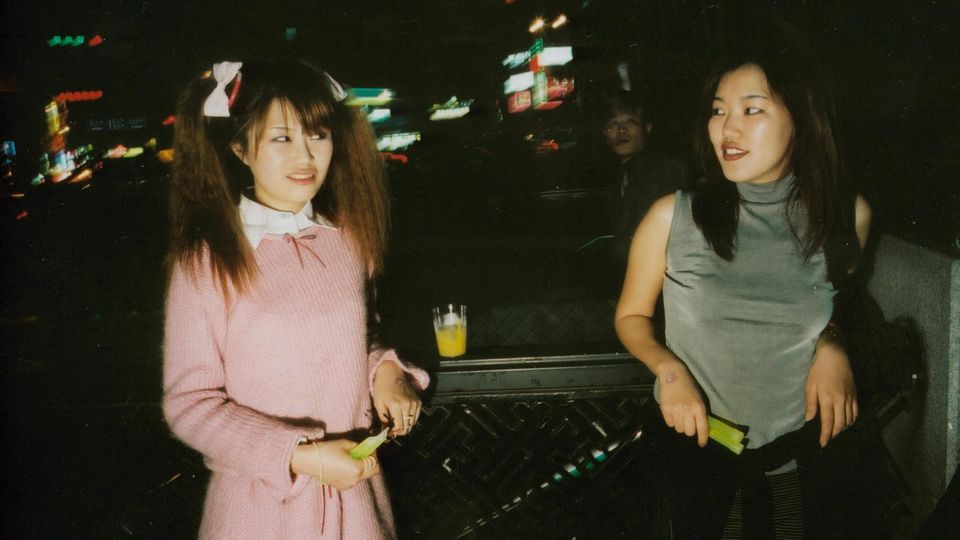 Zwei junge Koreanerinnen in Party-Outfits auf einer Feier in Seoul