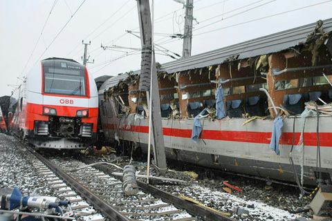 Bei dem Zugunglück wurde die Flanke eines deutschen Eurocity-Zuges aufgeschlitzt