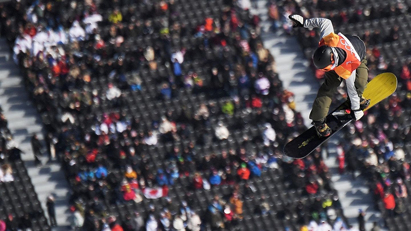 Flugkünstler: Der norwegische Snowboarder Staale Sandbech zeigt einen Sprung im Slopestyle-Wettbewerb.