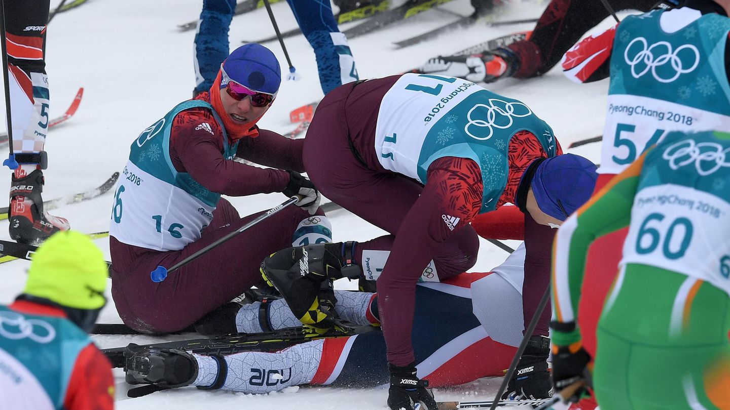Massenkarambolage: Im Langlauf-Skiathlon-Wettberb (Mix aus Skaten und klassischem Stil) kommt es zum Auffahrunfall. Der Grund ist, das die Läufer dichtgedrängt durch die Loipe rasen. Da verhakt man sich schon mal