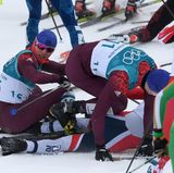 Massenkarambolage: Im Langlauf-Skiathlon-Wettberb (Mix aus Skaten und klassischem Stil) kommt es zum Auffahrunfall. Der Grund ist, das die Läufer dichtgedrängt durch die Loipe rasen. Da verhakt man sich schon mal