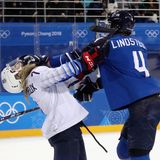 Zupackend: Im Frauen-Eishockey geht es nicht friedlicher zu als bei den Männern. Das beweist in diesem Fall die Finnin Rosa Lindstedt (r.), die die US-Amerikanerin hart anpackt.