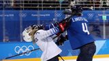Zupackend: Im Frauen-Eishockey geht es nicht friedlicher zu als bei den Männern. Das beweist in diesem Fall die Finnin Rosa Lindstedt (r.), die die US-Amerikanerin hart anpackt.