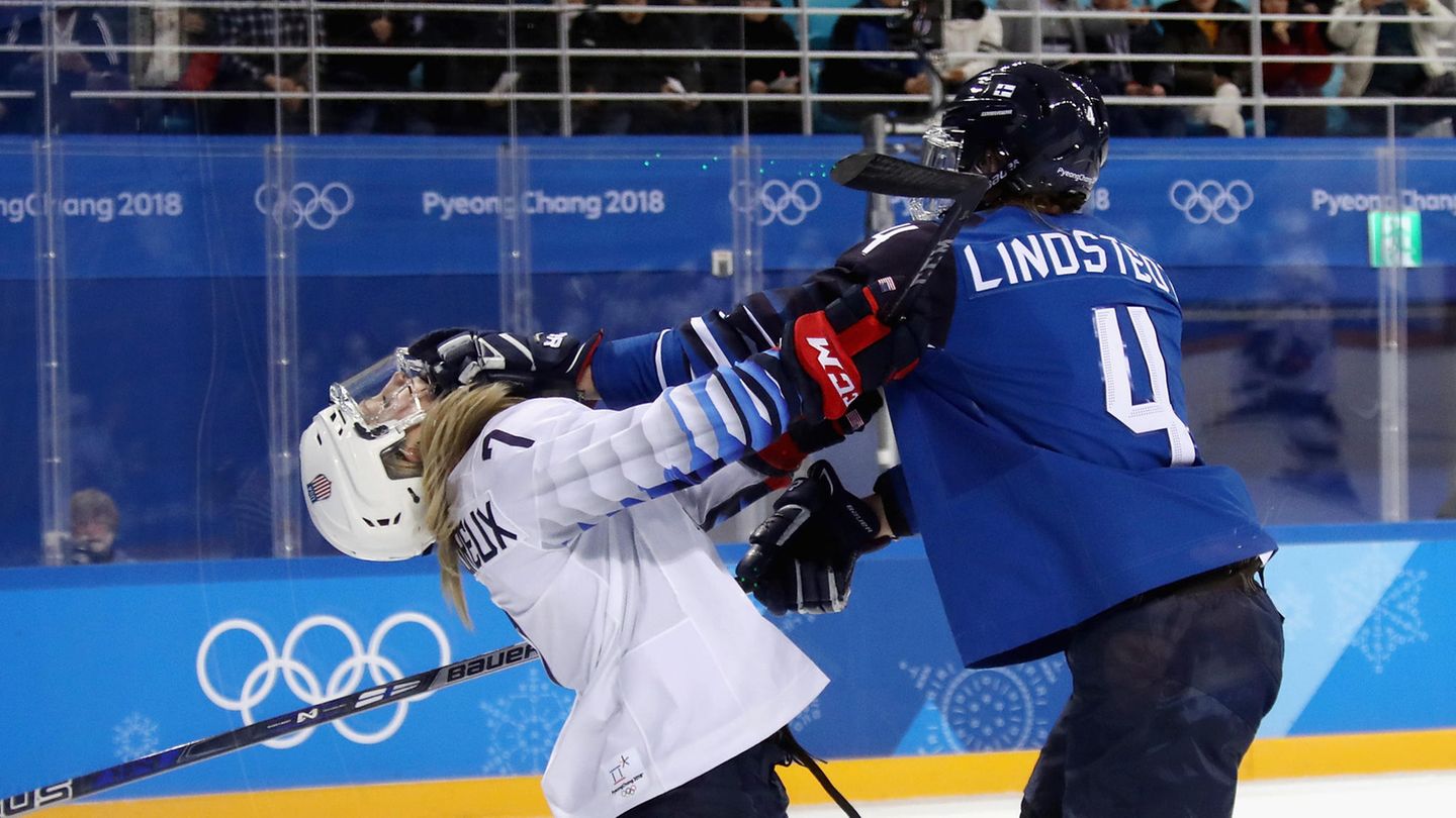 Zupackend: Im Frauen-Eishockey geht es nicht friedlicher zu als bei den Männern. Das beweist in diesem Fall die Finnin Rosa Lindstedt (r.), die die US-Amerikanerin hart anpackt.