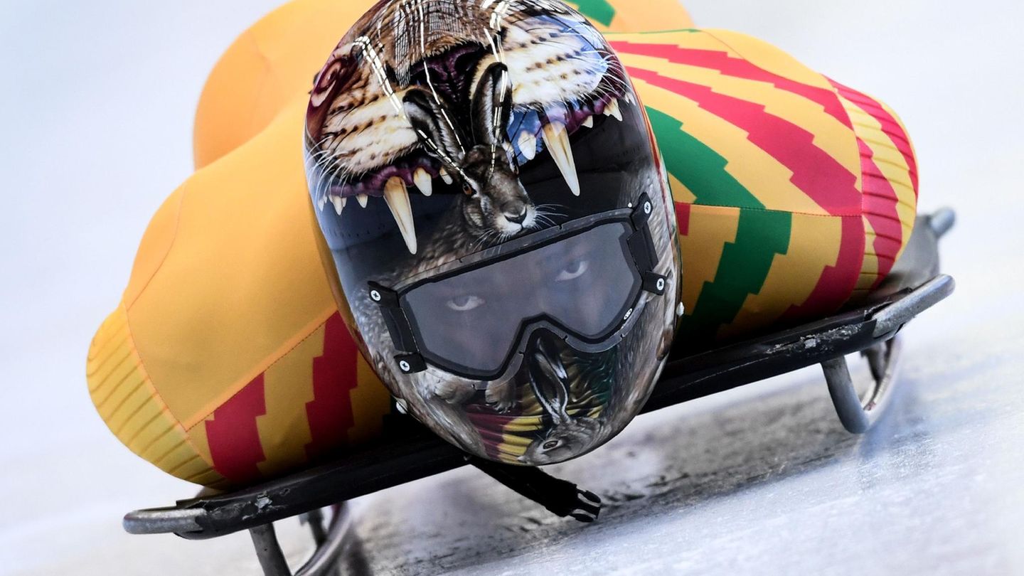 Echter Olympionike: Akwasi Frimpong aus Ghana ist chancenlos im Skeleton-Wettbewerb, aber er macht mit. Für ihn zählt der olympische Gedanke.  Im Finale wird er Letzter.